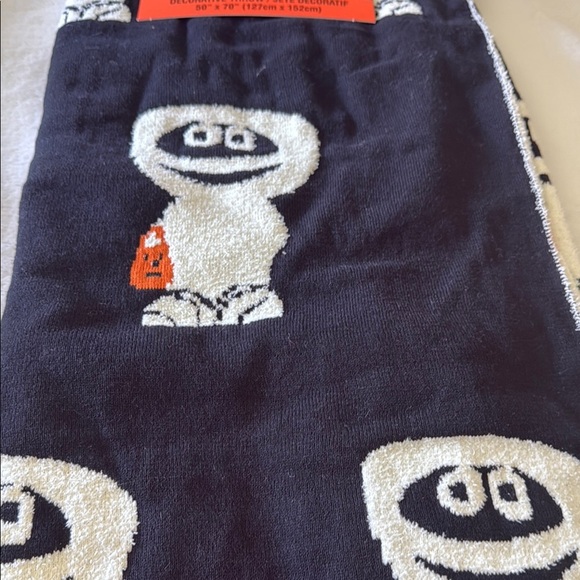 QueenWest Halloween trick-or-treating, mummy decorative throw 🎃 - Picture 6 of 7